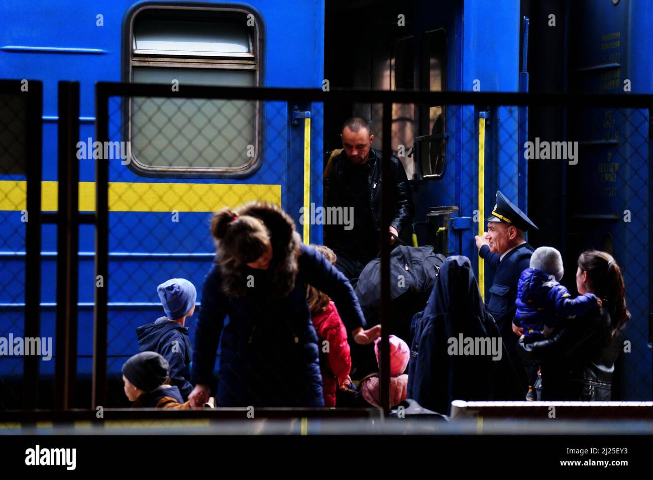 Eine ukrainische Familie steigt am Bahnhof Przemysl Glowny in Polen aus, nachdem sie mit dem Zug aus der Ukraine gekommen war, um vor der russischen Invasion zu fliehen. Bilddatum: Dienstag, 29. März 2022. Stockfoto