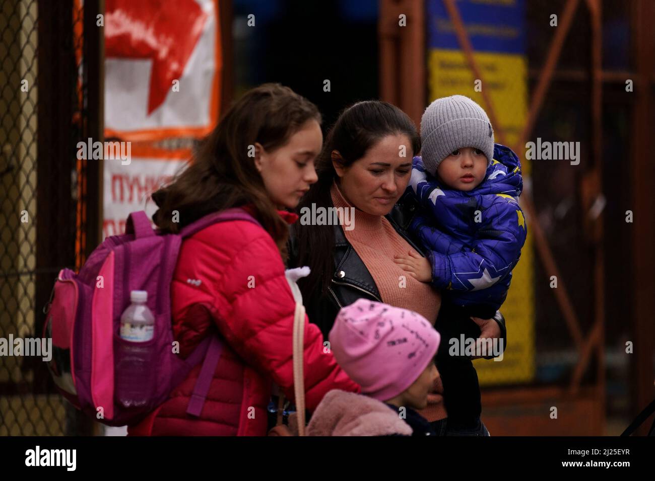 Eine ukrainische Familie kommt aus dem Zollbüro am Bahnhof Przemysl Glowny in Polen, nachdem sie aus der Ukraine ausgefahren ist, um vor der russischen Invasion zu fliehen. Bilddatum: Dienstag, 29. März 2022. Stockfoto
