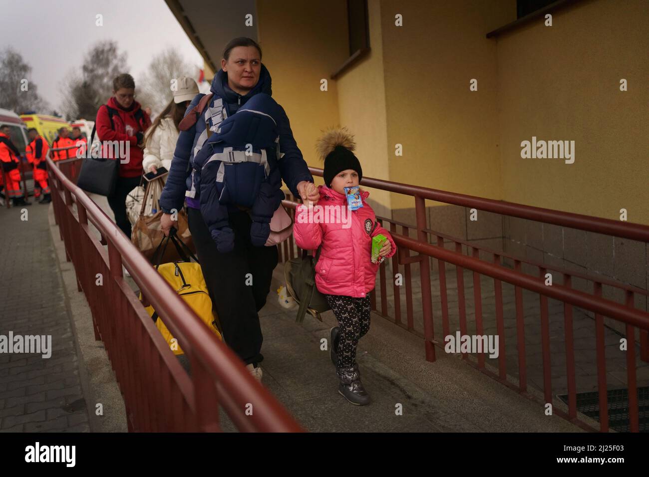 Eine ukrainische Familie kommt aus dem Zollbüro am Bahnhof Przemysl Glowny in Polen, nachdem sie aus der Ukraine ausgefahren ist, um vor der russischen Invasion zu fliehen. Bilddatum: Dienstag, 29. März 2022. Stockfoto