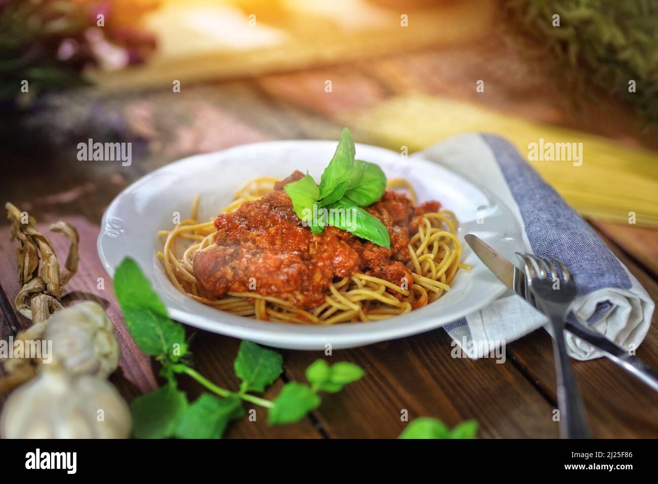 Köstliches italienisches Gericht, Spaghetti Bolognese köstlich serviert Stockfoto