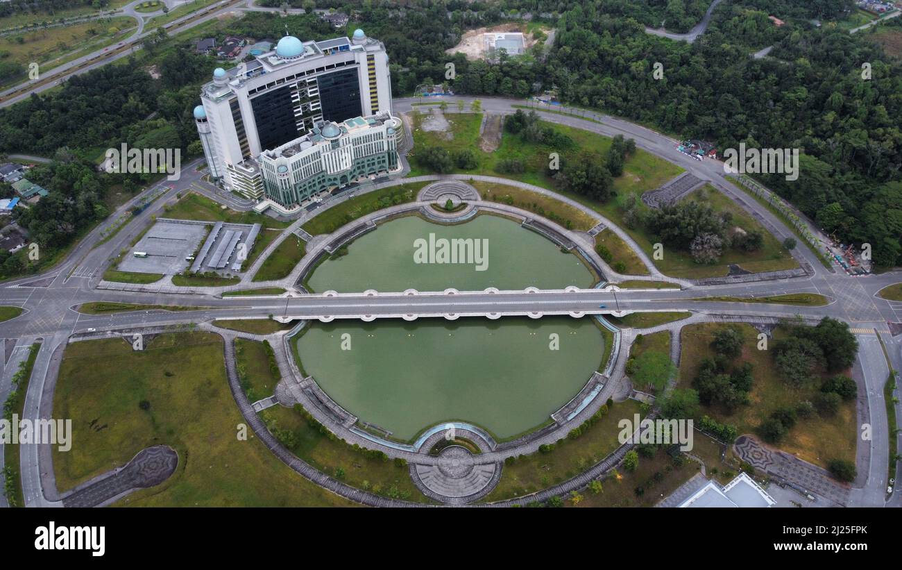 Eine Aufnahme aus einem hohen Winkel einer ringförmigen Kreuzung in Sarawak Stockfoto