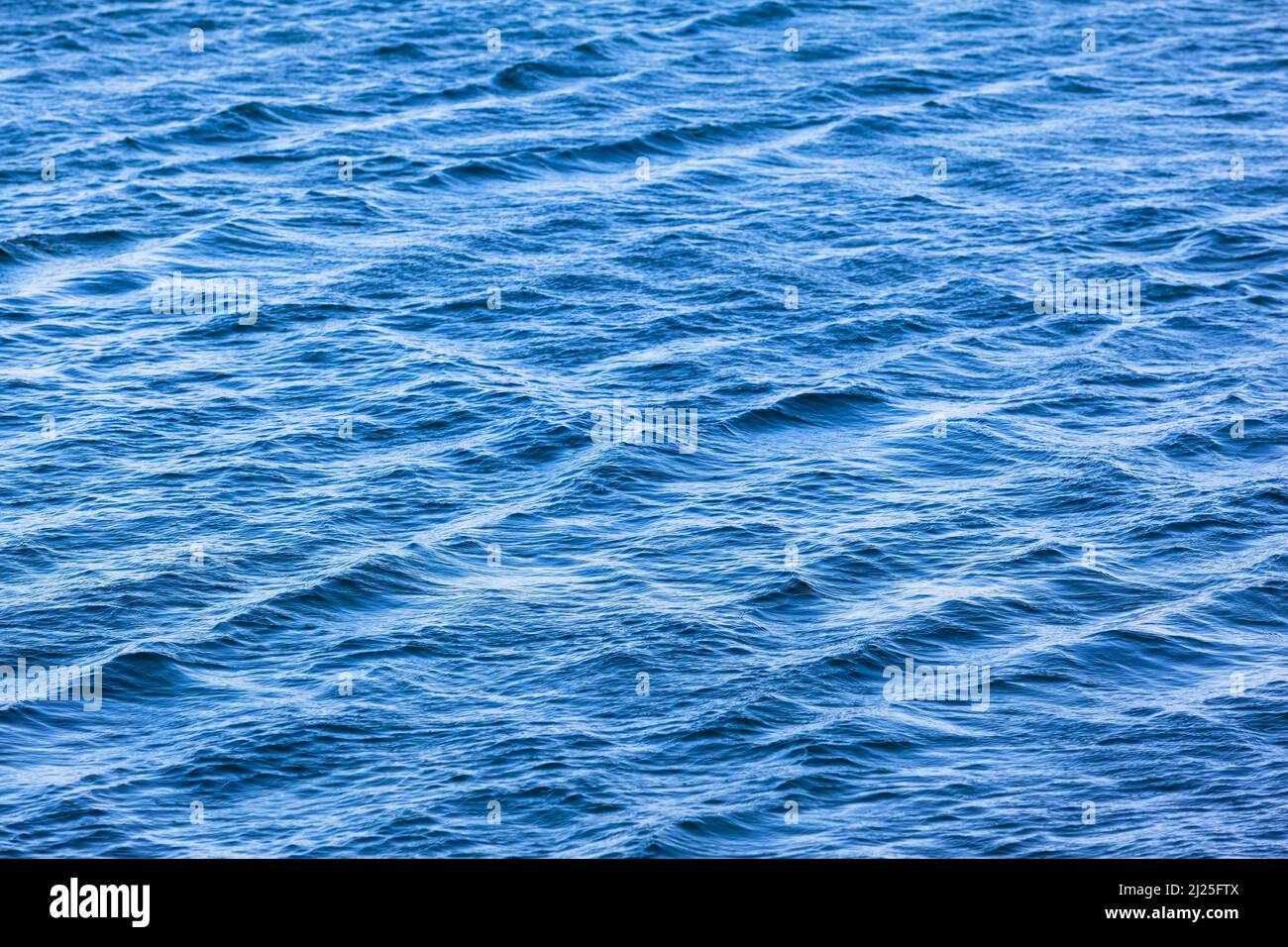 Detailansicht zum Wind auf Meerwasser als Hintergrund (Kopierraum) Stockfoto