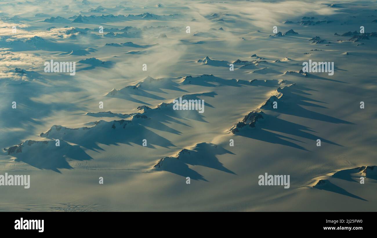 Luftaufnahme von grönländischen Gipfeln, die lange Schatten werfen Stockfoto