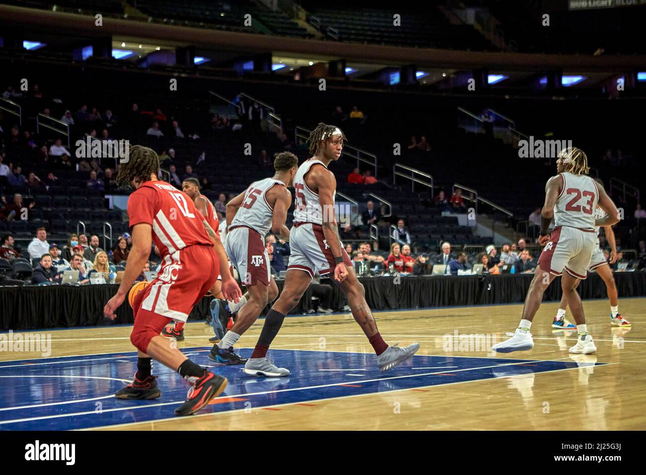 New York, New York, USA. 29. März 2022. Die texanische A&M Aggies-Garde Manny Obaseki (35) reagiert, nachdem sie während des NIT-Halbfinals zwischen Texas A&M Aggies und Washington State Cougars am Dienstag, den 29. März 2022, im Madison Square Garden in New York City gespielt hat. Texas A&M besiegte den Staat Washington 72-56. Duncan Williams/CSM/Alamy Live News Stockfoto