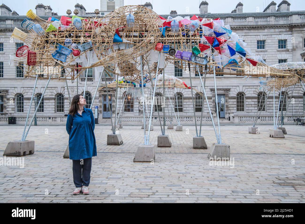 London UK 30 March 2022 Somerset House präsentiert die Arks of Gimokudan des brillanten philippinischen Künstlers Leeroy New, die noch bis zum 26. April anlässlich des Earth Day zu sehen sein wird. Es handelt sich um die erste britische Installation von New, die in Form von drei fantastischen, hochgedrehten Schiffen, die aus Plastikabfällen und recycelten Materialien gebaut wurden, in einem Höhenmeter vom Boden entfernt entsteht. Die Installation greift die Kultur und Mythologien der Heimat des Künstlers auf den Philippinen auf, einem Land an der vordersten Front der Klimanotlage. Paul Quezada-Neiman/Alamy Live News Stockfoto