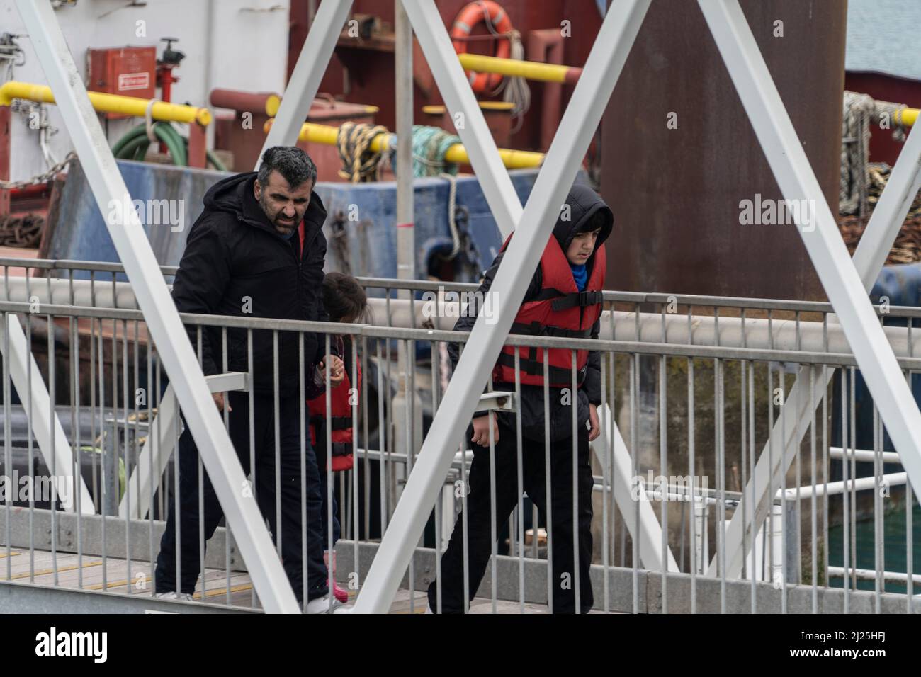 Flüchtlinge werden in Dover, Großbritannien, an Land gebracht. 28.03.22 Stockfoto