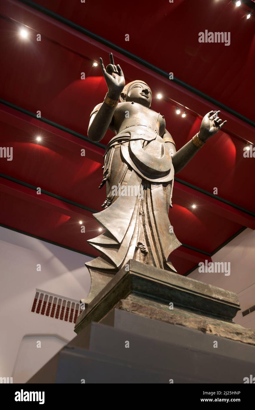 Stehende Statue von Buddha mit der Karana Mudra, Nationalmuseum, Bangkok, Thailand Stockfoto