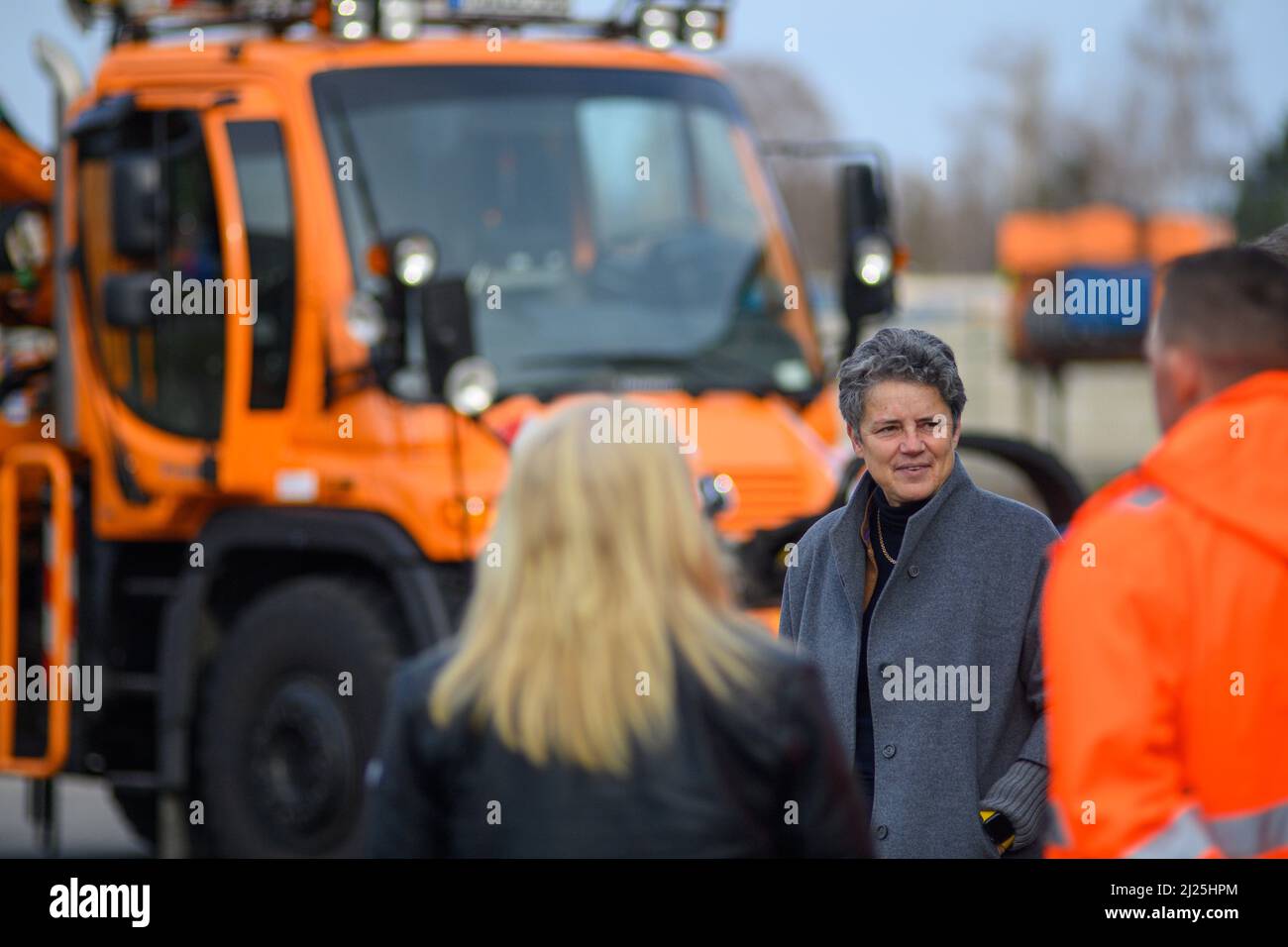 Halberstadt, Deutschland. 30. März 2022. Lydia Hüskens (FDP), Ministerin für Infrastruktur und digitale Angelegenheiten Sachsen-Anhalts, steht vor einem Unimog im Hof der Straßeninstandhaltung Halberstadt. Die Fahrzeuge des Betriebsdienstes der staatlichen Straßenbaubehörde wurden mit einem neuen Datenerfassungssystem nachgerüstet. Das System zeichnet automatisch alle Vorgänge während einer Schicht auf, z. B. den Ort, an dem das Mähen stattgefunden hat. Zuvor mussten die Daten von Hand aufgezeichnet werden. Quelle: Klaus-Dietmar Gabbert/dpa-Zentralbild/dpa/Alamy Live News Stockfoto