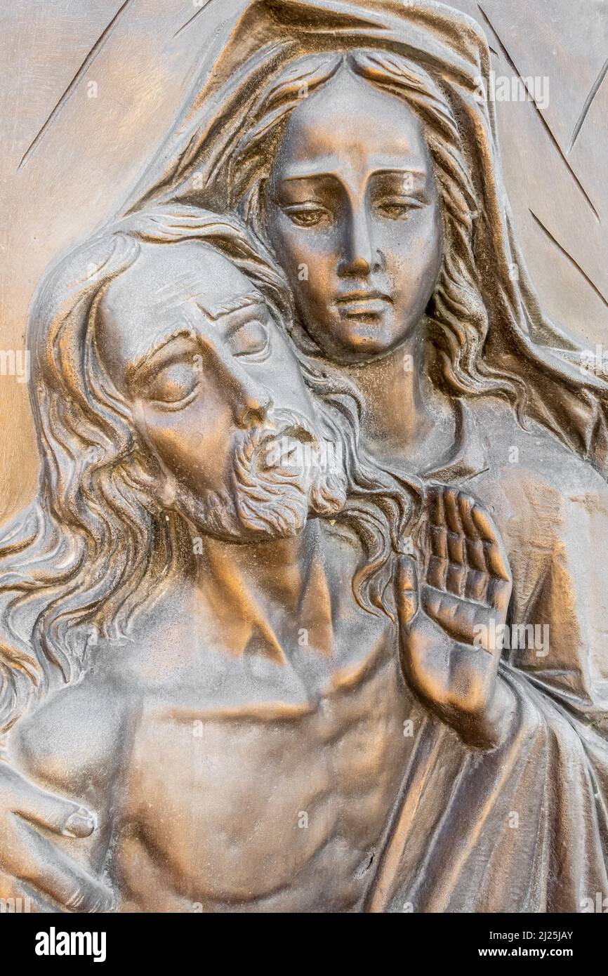 Bas-Relief aus Bronze, die das Mitleid von Michelangelo. Gesichter der Heiligen Gottesmutter Maria und Jesus Christus nach der Kreuzigung. Stockfoto