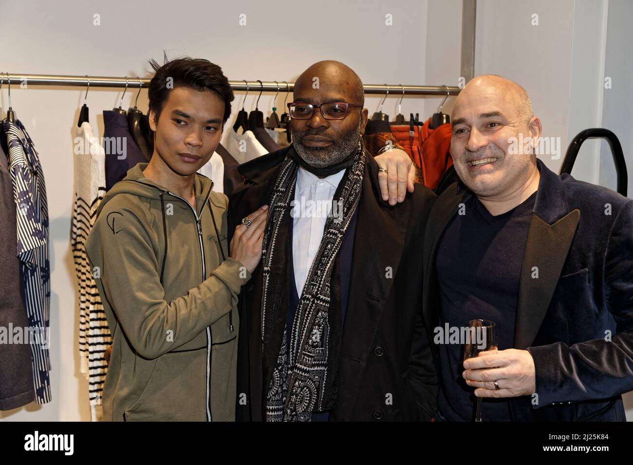 Paris, Frankreich. 28. März 2022. Model Jérémy Bellet, Thierry Laromane und Christophe Courtois nehmen am Präsentationscocktail des neuen Pierre Teil Stockfoto