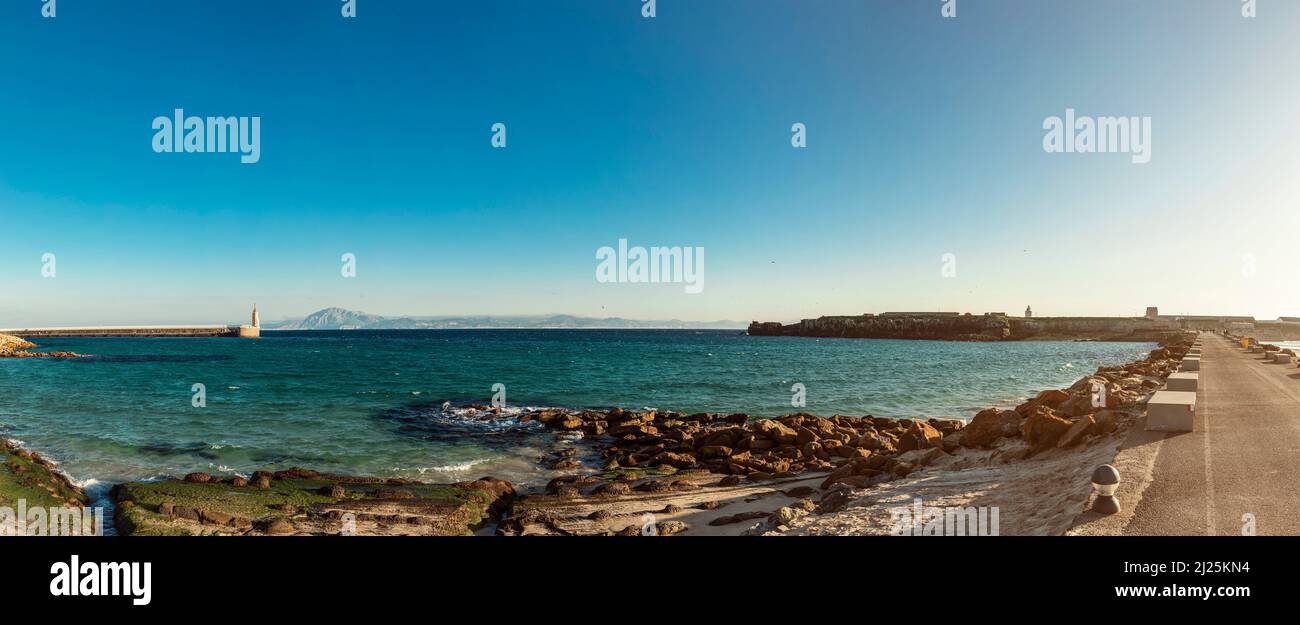 Panoramablick auf das Mittelmeer, bei Tarifa in Spanien, mit Gehweg zum südlichsten Punkt Europas Stockfoto