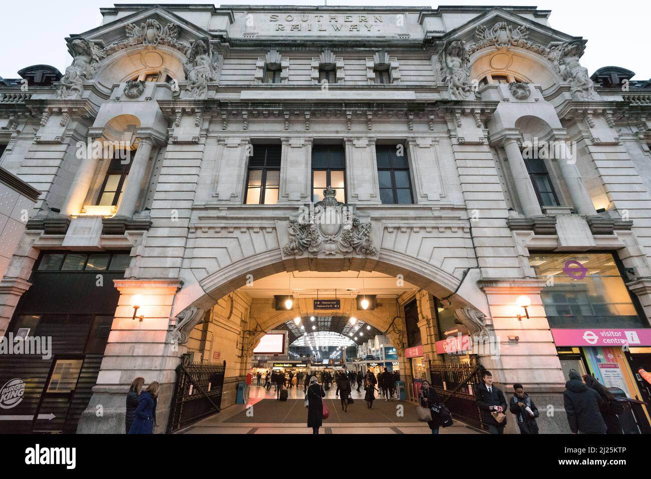 Eingang zum Bahnhof Victoria Station Southern Railway Stockfoto