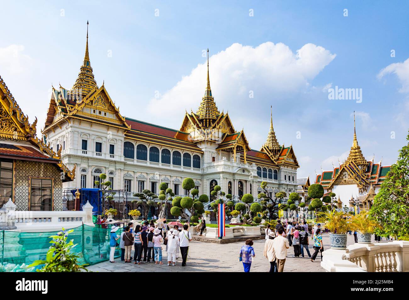 Bangkok, Thailand - 4. Januar 2010: Menschen besuchen Chakri Maha Prasat im Großen Palast in Bangkok, Thailand. Der Palast wurde von König Rama V und Co. Erbaut Stockfoto