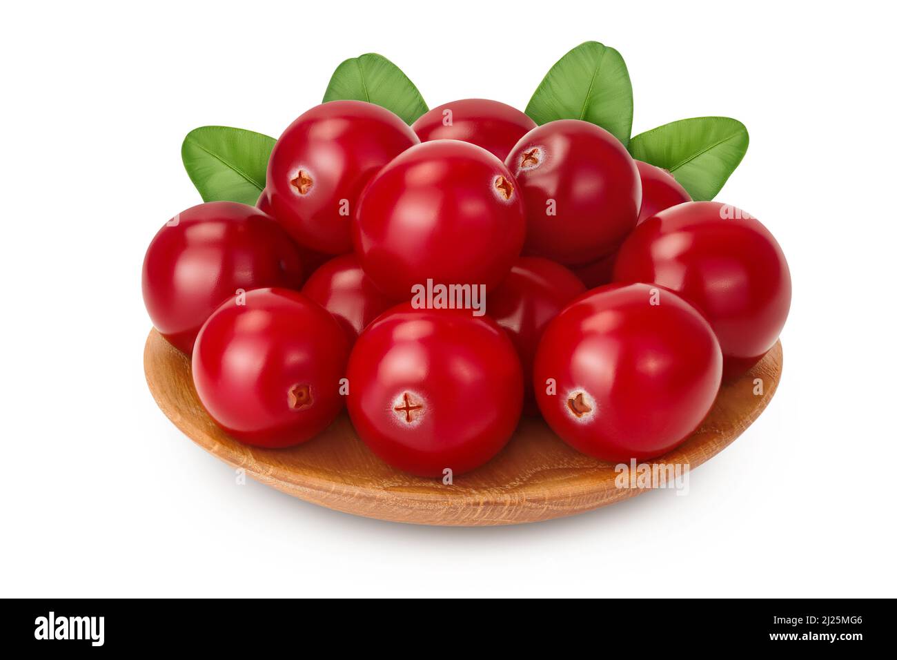 Cranberry in Holzschale isoliert auf weißem Hintergrund mit Clipping-Pfad und volle Schärfentiefe Stockfoto