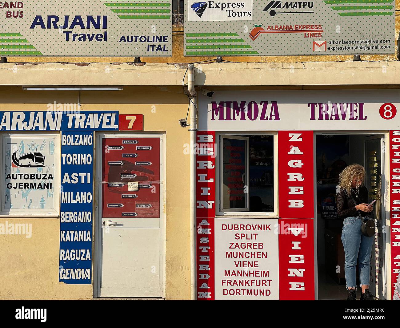 Reisebüros am Fernbusbahnhof Tirana, albanien Stockfoto