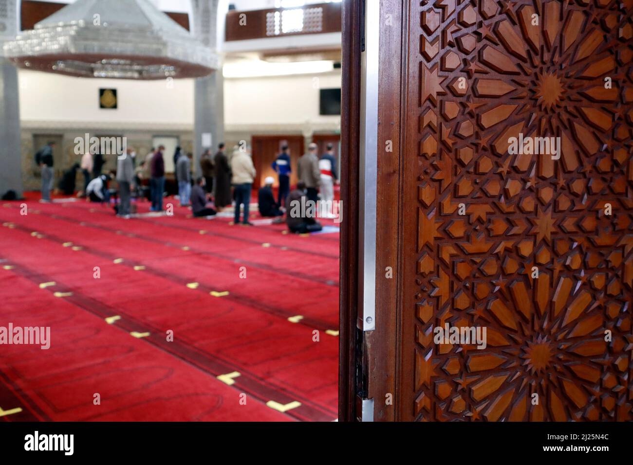 Gebetsraum in der Genfer Moschee. Stockfoto