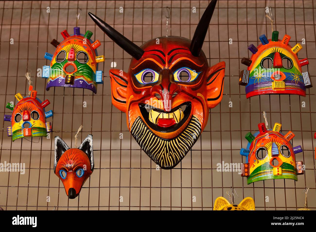 Geschäft mit traditioneller Kunst und Kunsthandwerk in Cuenca, Ecuador Stockfoto