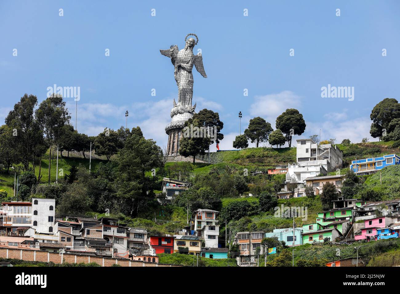 Die Jungfrau von El Panecillo, auch bekannt als die Jungfrau von Quito aus der gleichnamigen Skulptur, ist ein Denkmal in Quito, Ecuador. Es befindet sich auf der Stockfoto