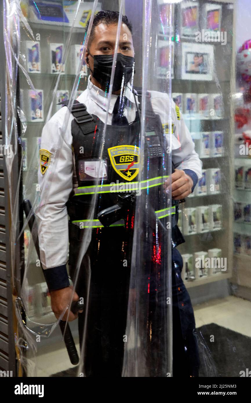 Sicherheitsagent in einem Geschäft in Riobamba, Ecuador Stockfoto