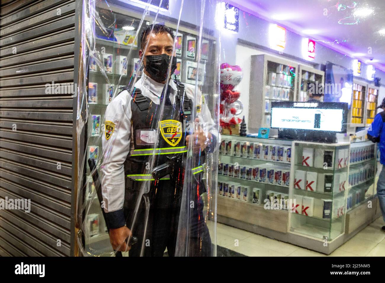 Sicherheitsagent in einem Geschäft in Riobamba, Ecuador Stockfoto