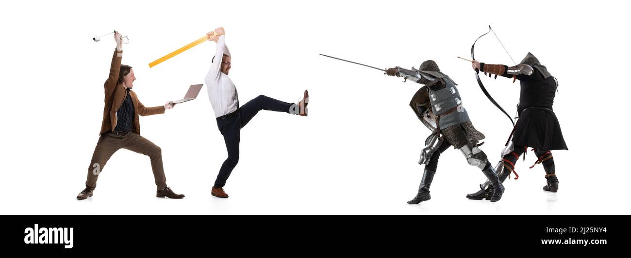 Kreative Collage. Kampf zwischen modernen Büromitarbeitern und mittelalterlichen Rittern in gepanzerter Kleidung isoliert auf weißem Hintergrund. Konzept der Epochen Stockfoto