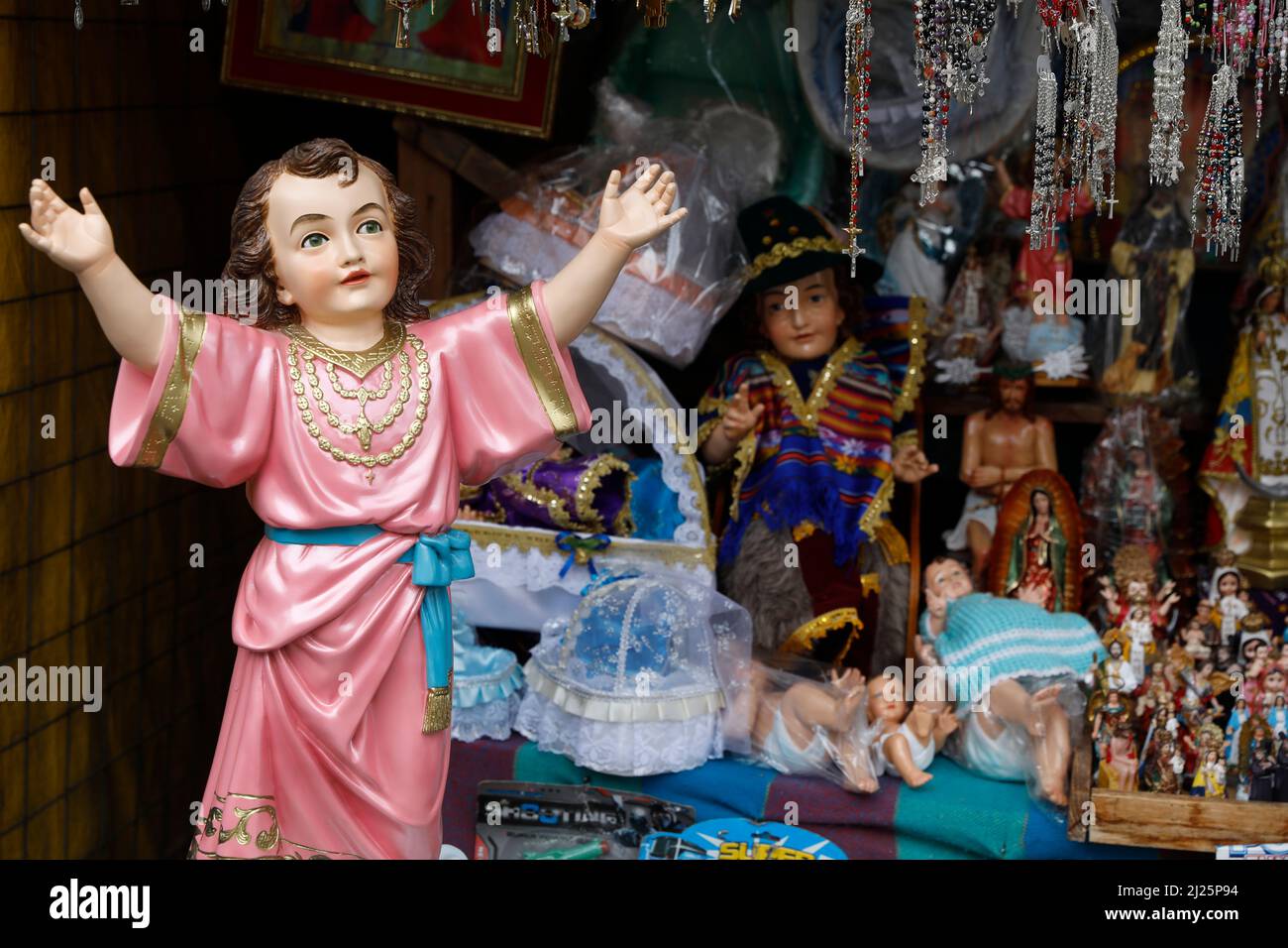 Objekte, die außerhalb des Nationalheiligtums unserer Lieben Frau von der Darstellung von El Quinche, Ecuador, verkauft werden Stockfoto