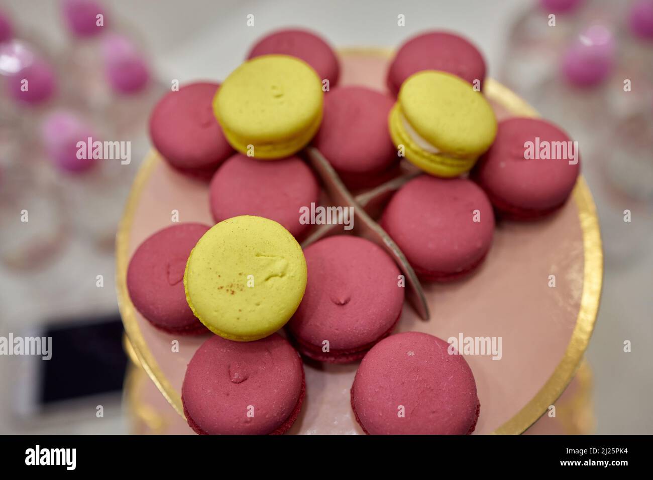 Französische Makkaroni. Der zarteste Kuchen ist ein Keks aus zwei glatten Hälften, der mit strangigen Füllungen befestigt ist. Französisches Gebäck aus Eiweiß. Fren Stockfoto