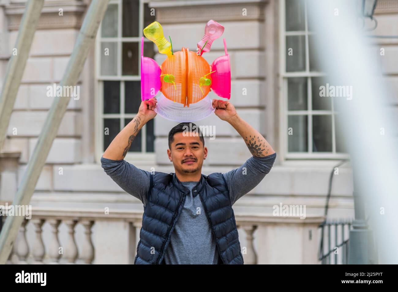 London, Großbritannien. 30. März 2022. The Arks of Gimokudan at Somerset House von dem philippinischen Künstler Leeroy New (Bild, das seinem Werk den letzten Schliff verleiht). Sie wird bis zum 26. April anlässlich des Erdtages zu sehen sein. Es handelt sich um die erste britische Anlage, die als drei umgedrehte Schiffe aus Kunststoffabfällen und recycelten Materialien gebaut wird. Die Installation greift die Kultur und Mythologien der Heimat des Künstlers auf, einem Land an der vordersten Front des Klimanotstands. Kredit: Guy Bell/Alamy Live Nachrichten Stockfoto