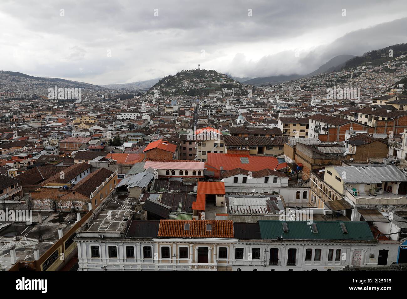 Stadt Quito von der Basilika des Nationalen Gelübdes (spanisch: Basílica del Voto Nacional) aus gesehen, Ecuador. Stockfoto