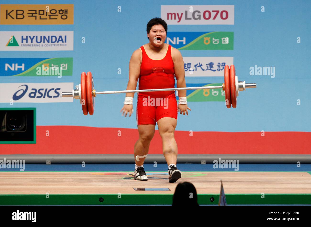 28. Nov 2009-Goyang, Südkorea-Meng Suping aus China tritt bei den World Weightlifting Championships in Goyang, nördlich von Seoul, am 28. November 2009 in der +75kg Gewichtheben-Kategorie der Frauen an. Meng gewann die Bronzemedaille bei der Veranstaltung. Stockfoto