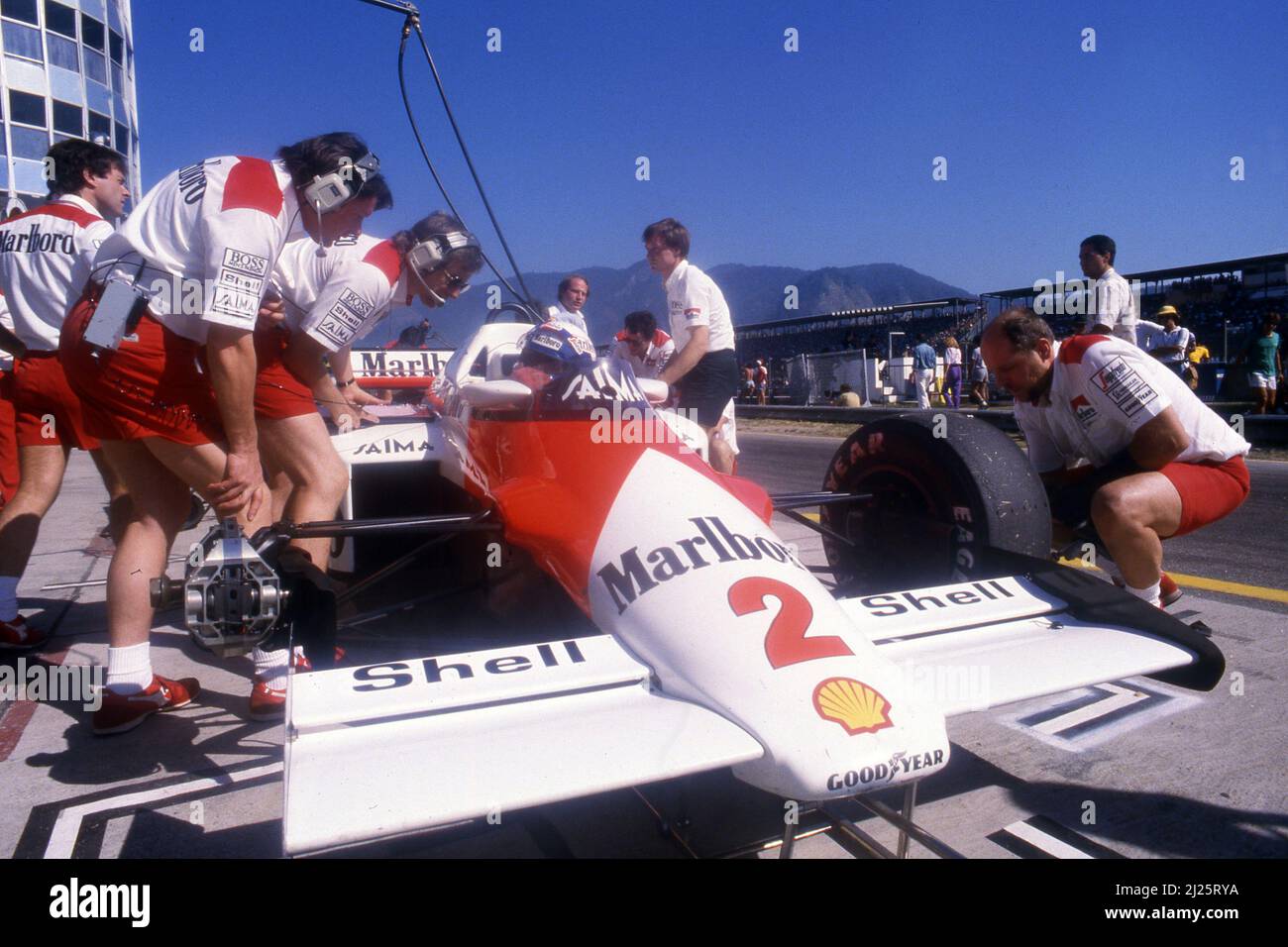 Alain Prost (FRA) McLaren MP4/2B Tag Porsche 1. Position Talks with John Bernard during Pitstop Stockfoto