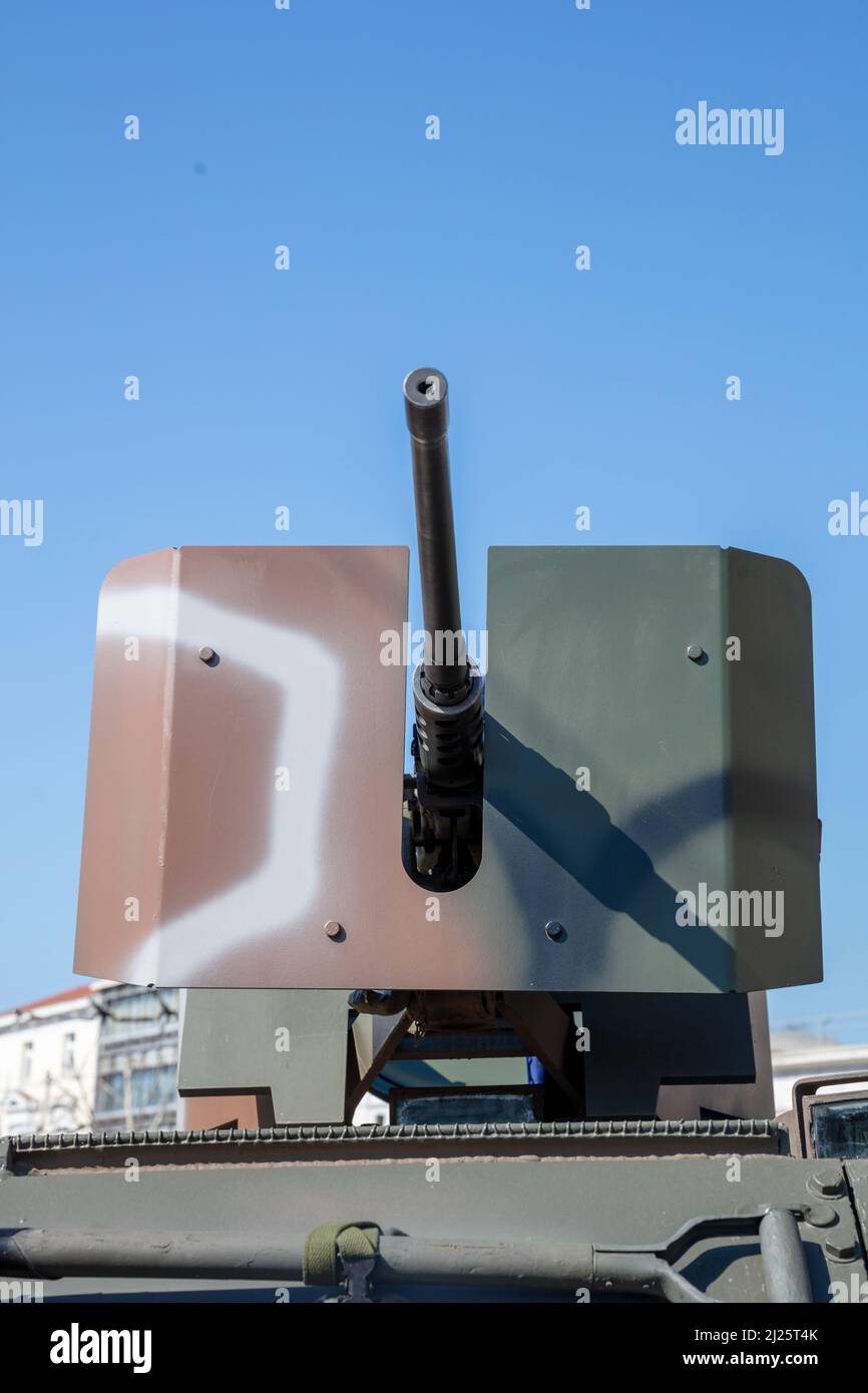 Maschinengewehr Browning m2 auf einem gepanzerten Personnel-Trägerfahrzeug, Vorderansicht, Militärparade. Armee schwere Waffe für Krieg und Verteidigung, blauer Himmel Backgrou Stockfoto