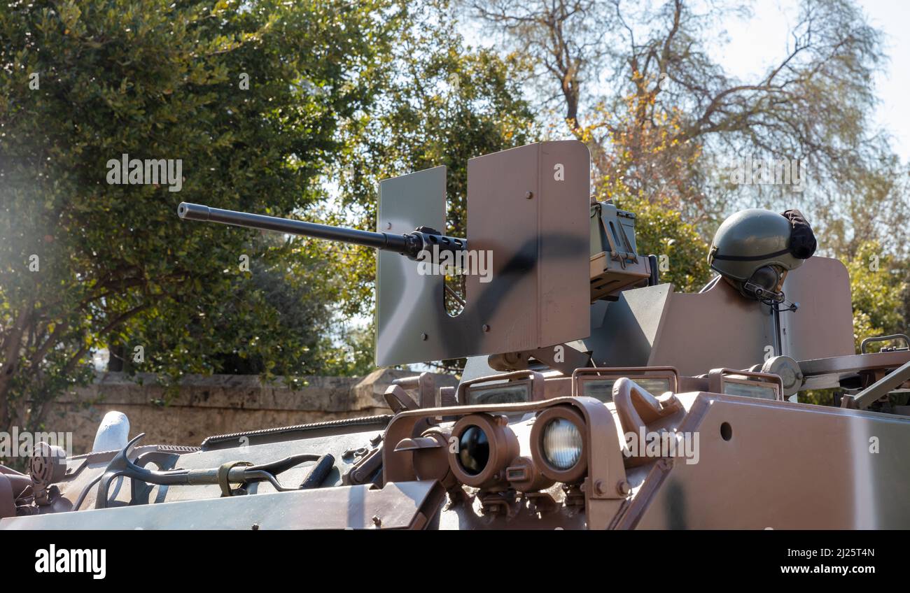 m2 Maschinengewehr-Browning auf einem gepanzerten Personnel-Trägerfahrzeug, Militärparade. Krieg schwere Waffe, Bäume Hintergrund. Armeeausrüstung für Kampf und Def Stockfoto