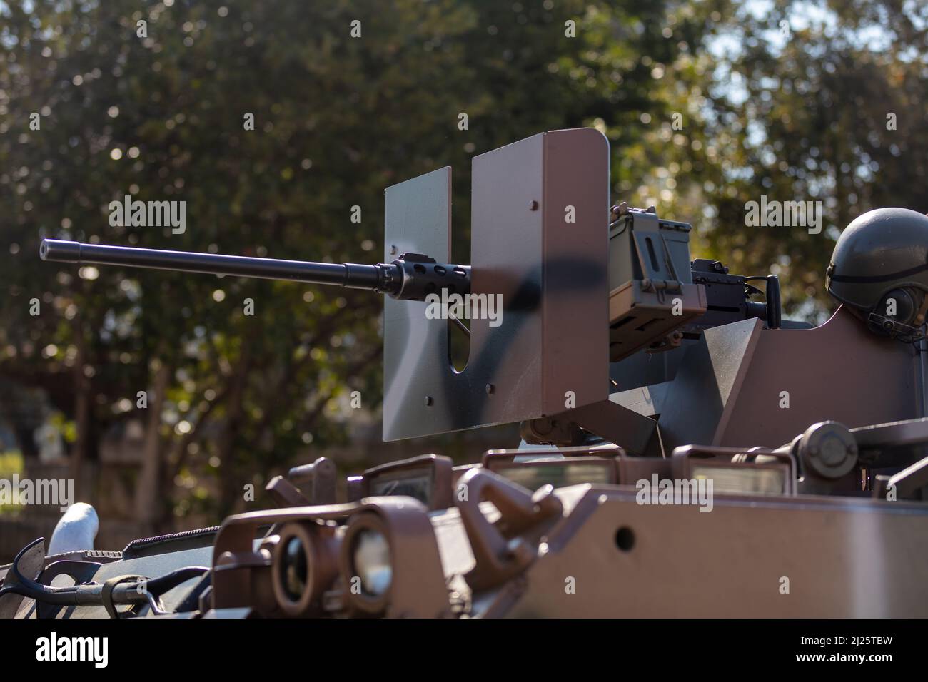 Maschinengewehr Browning m2 auf einem gepanzerten Personnel-Trägerfahrzeug, Militärparade. Krieg schwere Waffe, Bäume Hintergrund. Armeeausrüstung für Kampf und Def Stockfoto