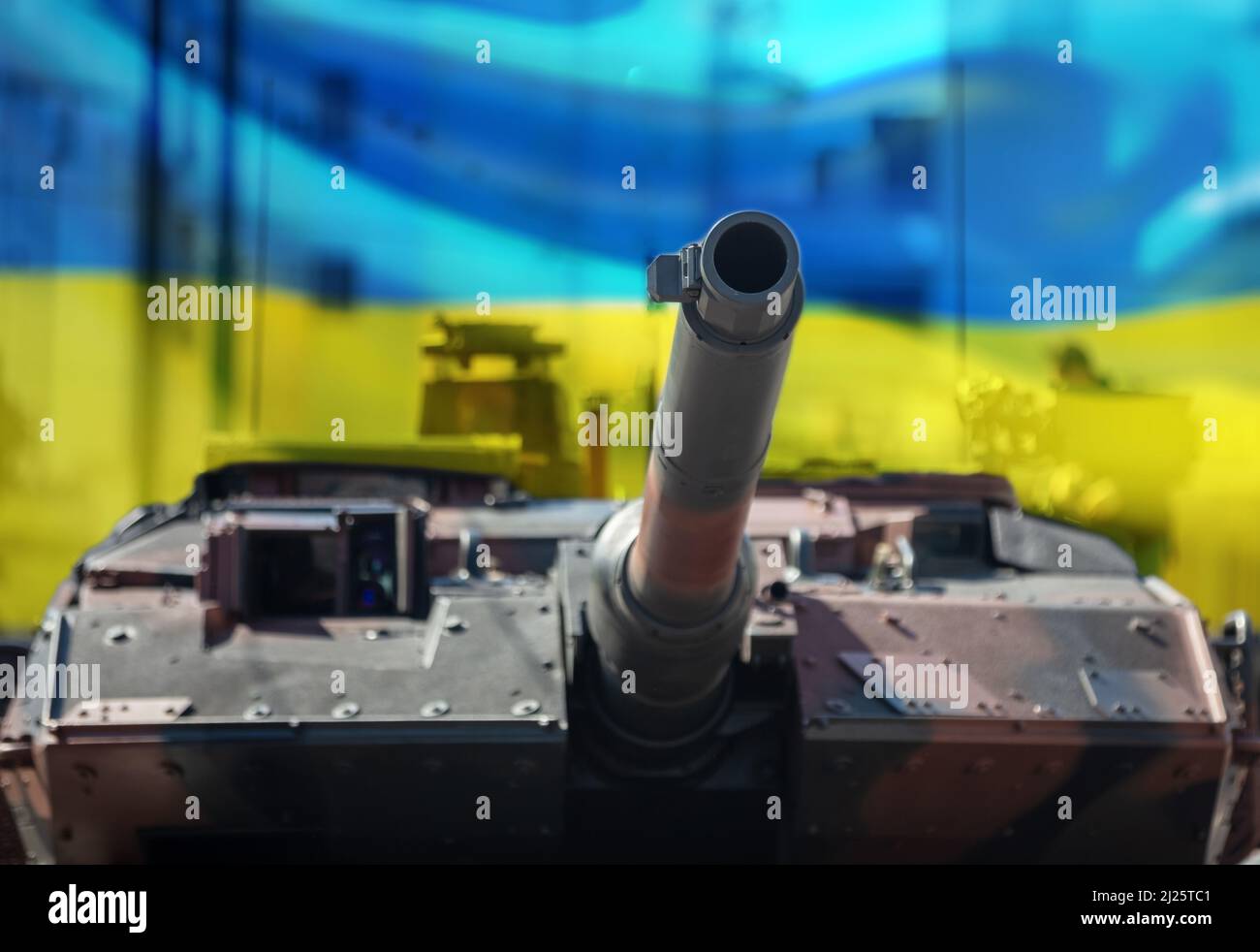 Leopard Hauptkampfpanzer, Ukraine Flagge Hintergrund. Schweres Militärfahrzeug, Stadthintergrund. Armeeausrüstung für Krieg und Verteidigung Stockfoto