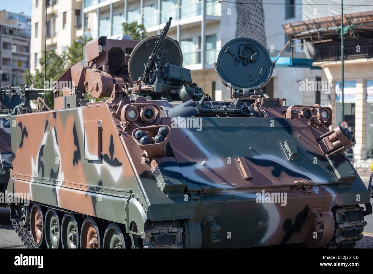 M113 gepanzerter Personnel-Träger APC, Militärparade. Kriegswaffe, Tarnfarbe getracktes Fahrzeug, Nahaufnahme. Armeemaschine für Kampf und Verteidigung Stockfoto