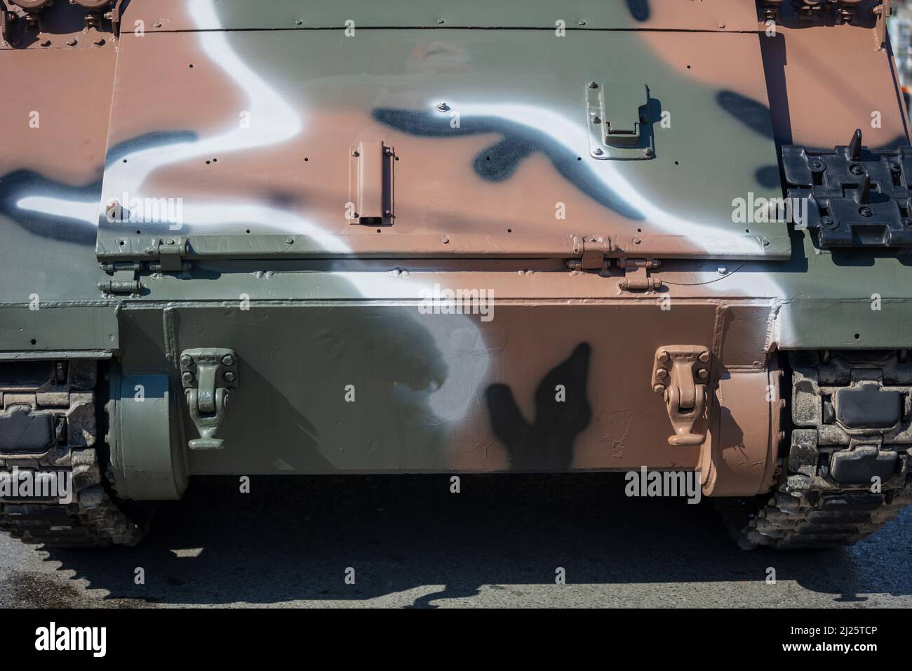 M113 gepanzerte Personallabtträger APC, Militärparade. Kriegswaffe, Tarnfarbe getracktes Fahrzeug, Nahaufnahme. Armeemaschine für Kampf und Verteidigung Stockfoto