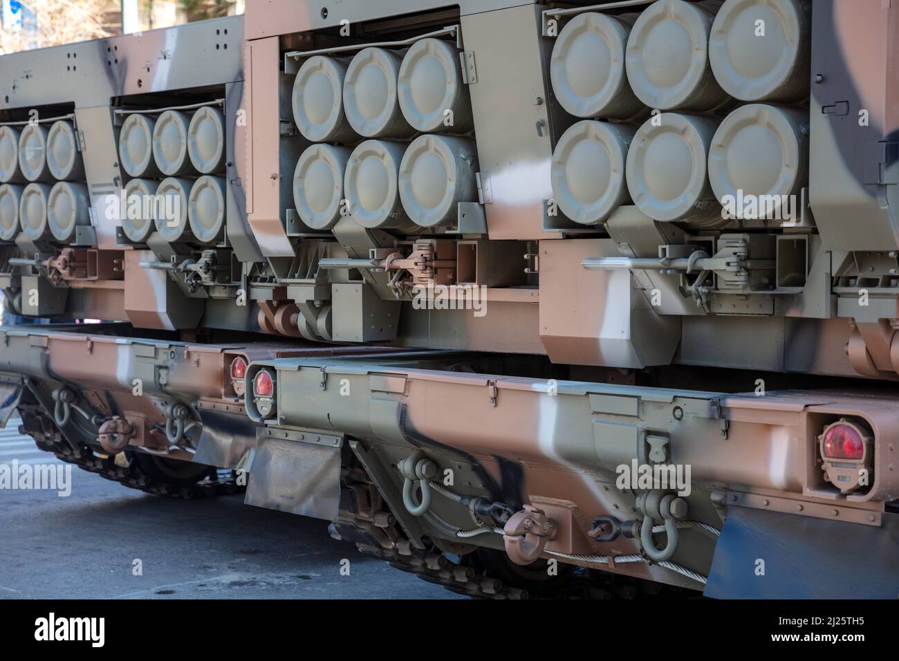 MLRS Multiple Launch Rocket System. Militärparade. Armee schweres Fahrzeug für Krieg und Verteidigung, Nahaufnahme Stockfoto