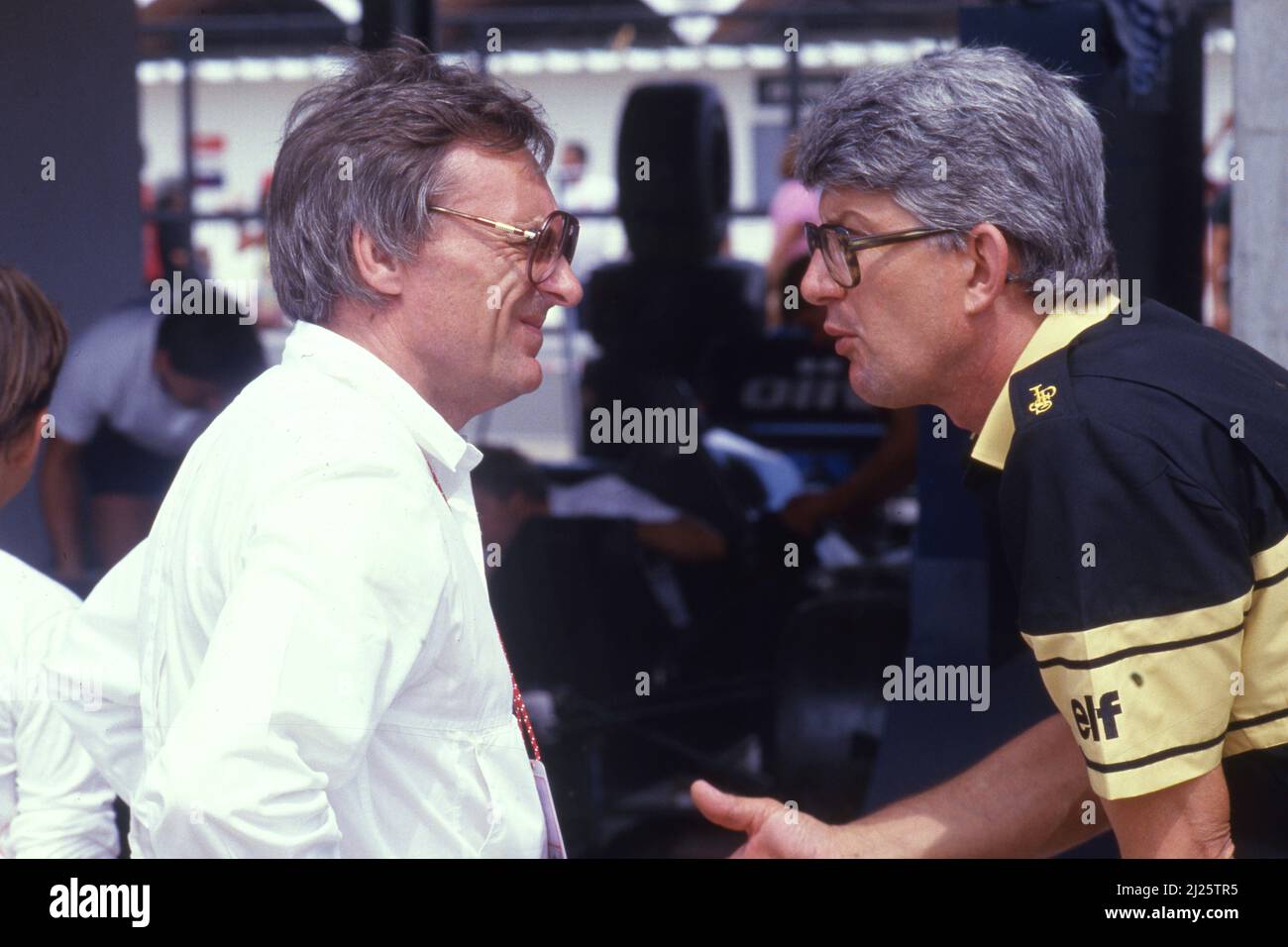 Bernie Ecclestone (GBR) Brabham spricht mit Peter Warr (GBR) Lotus Stockfoto