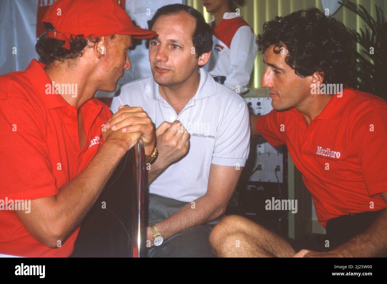 Ron Dennis (GBR) spricht mit Alain Prost (FRA) und Niki Lauda (AUT) McLaren Stockfoto