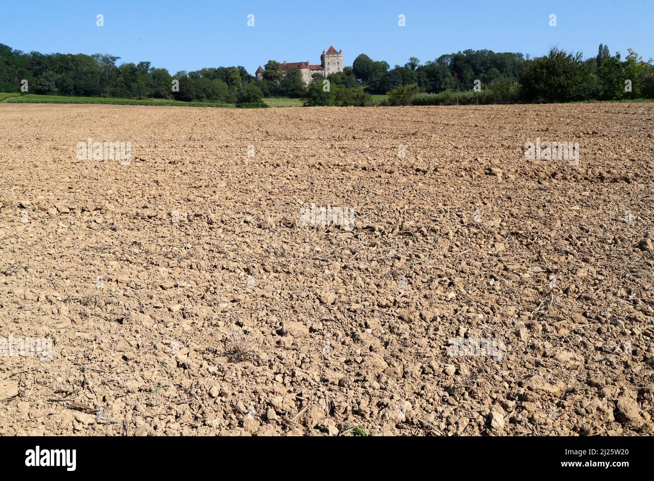 Lanscape im Jura mit französischem alten Schloss. Feld und Landwirtschaft. Stockfoto