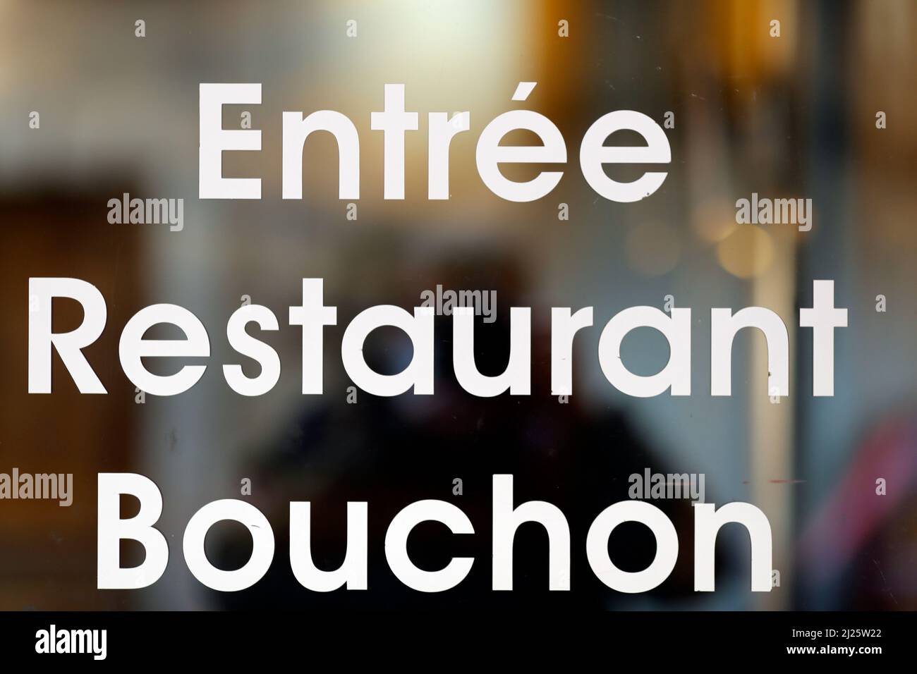 Bouchon Lyonnais-Schild an der Fassade eines Bouchon-Restaurants in Lyon. Stockfoto