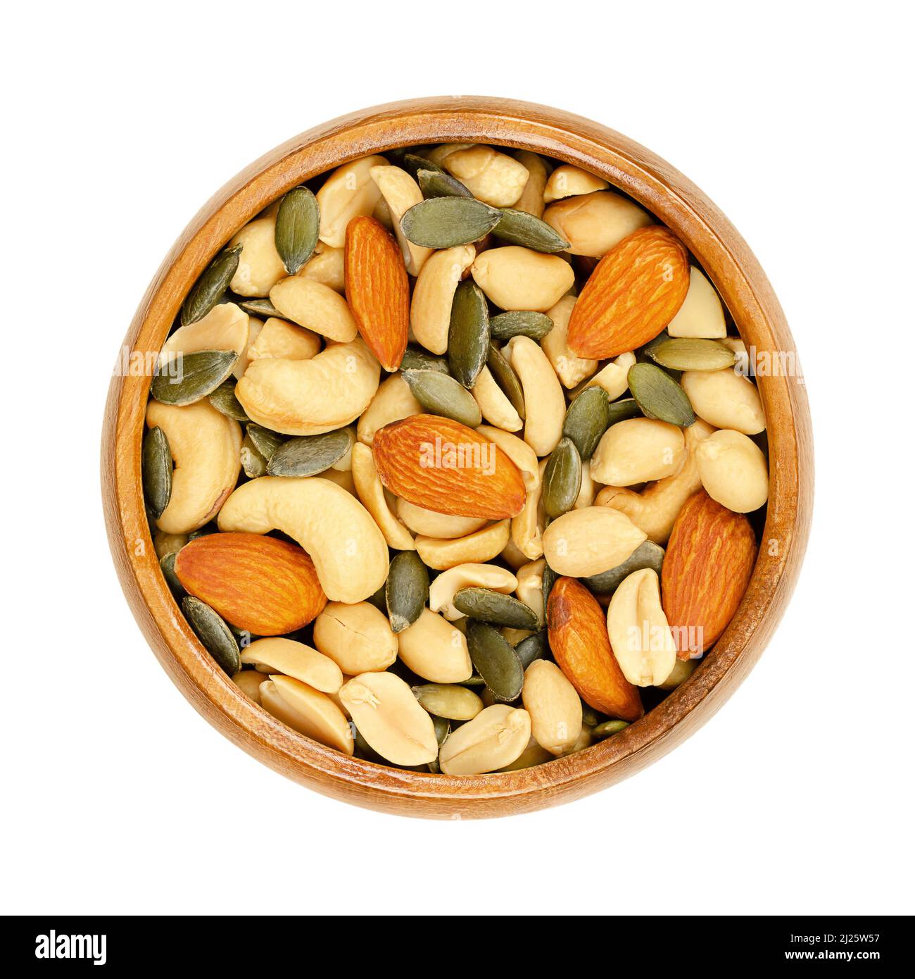 Nuss-Samen-Mischung, in einer Holzschale. Ungesalzene und knusprige Mischung aus gerösteten Erdnüssen, Cashewkernen, Kürbiskernen und Mandeln. Nahaufnahme von oben. Stockfoto