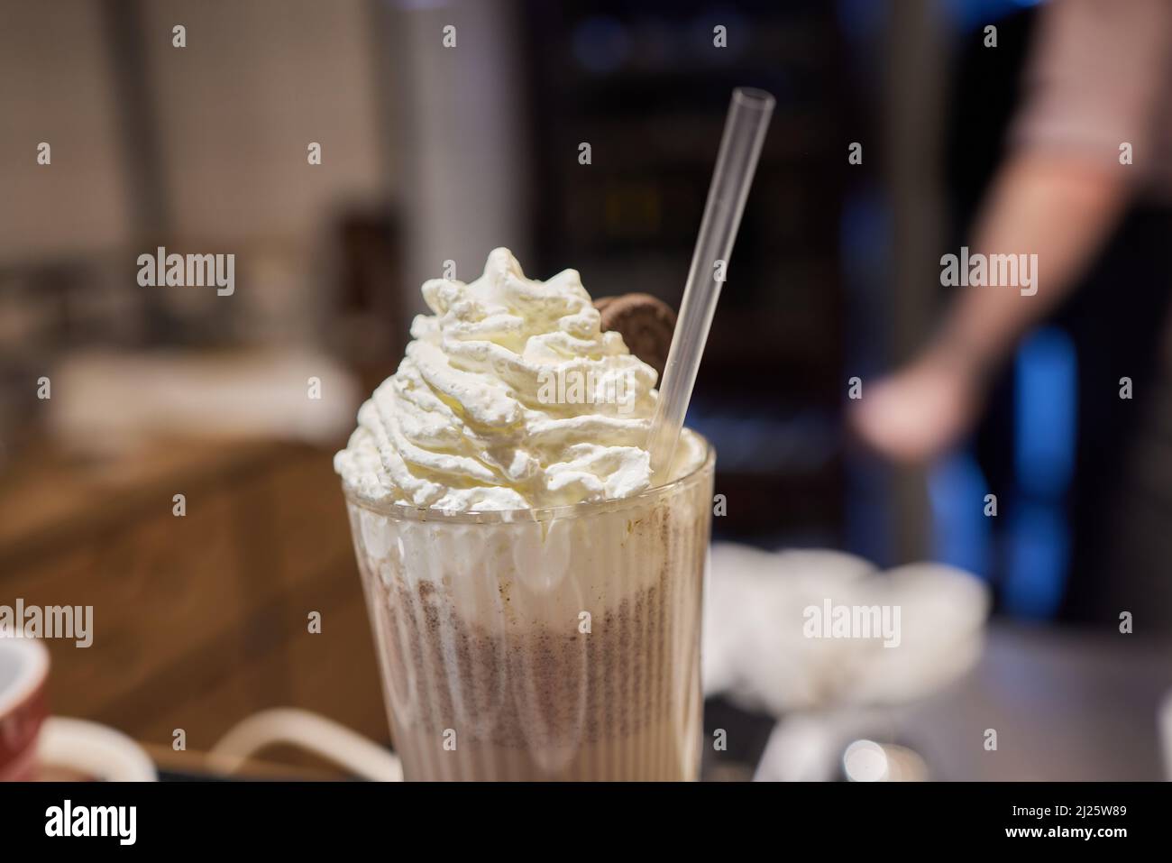 Schokoladensüßes Frosting exreme Milchshake mit Donut und Süßigkeiten. Crazy Freakshake Food Trend. Speicherplatz kopieren Stockfoto