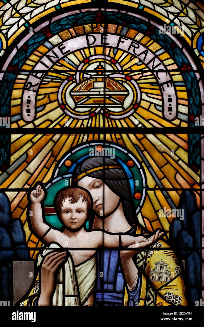Die Kirche Saint Pothin. Buntglasfenster. Königin von Frankreich, Hüterin der Stadt. Stockfoto