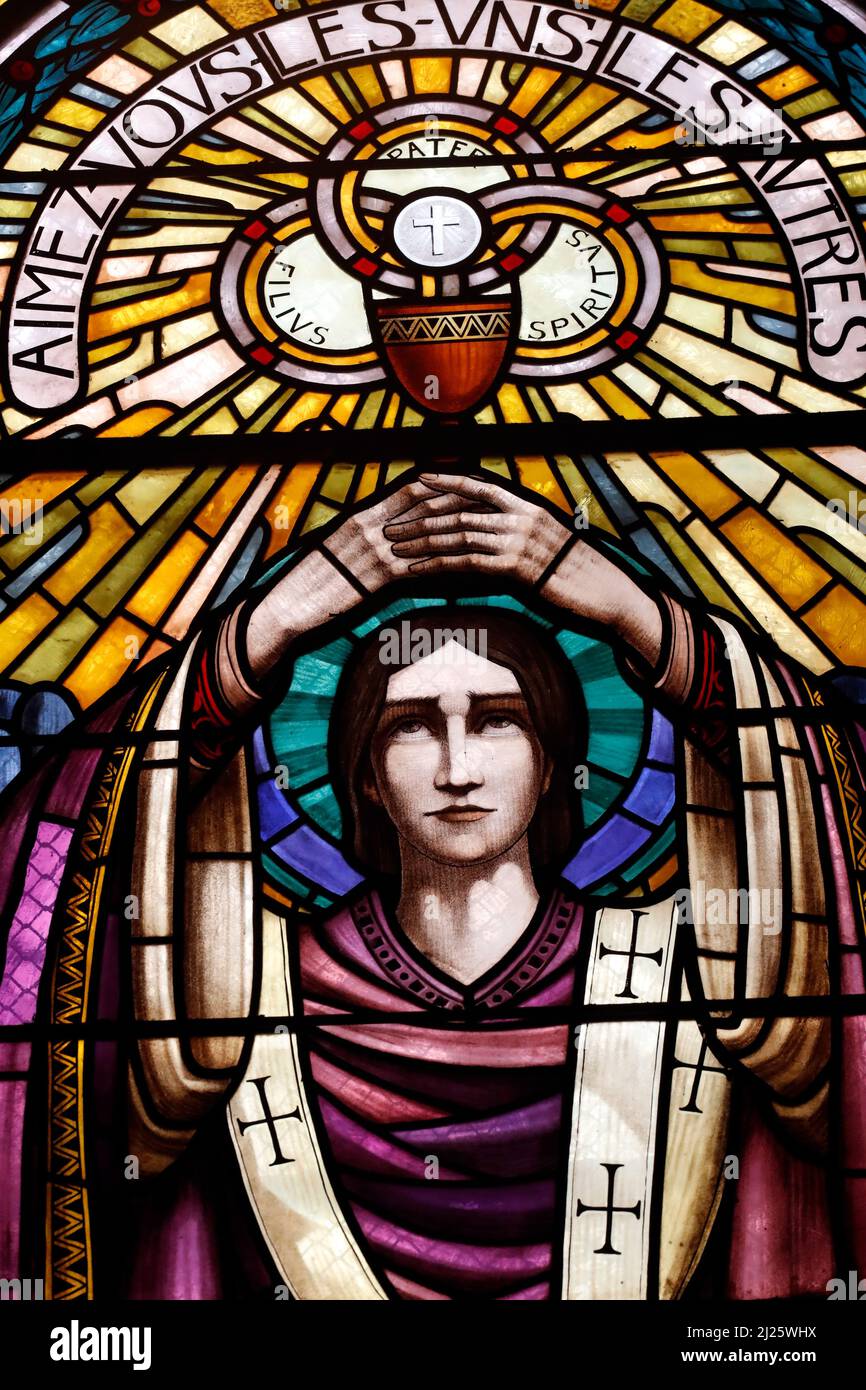 Die Kirche Saint Pothin. Buntglasfenster. Der heilige Johannes der Evangelist. Stockfoto