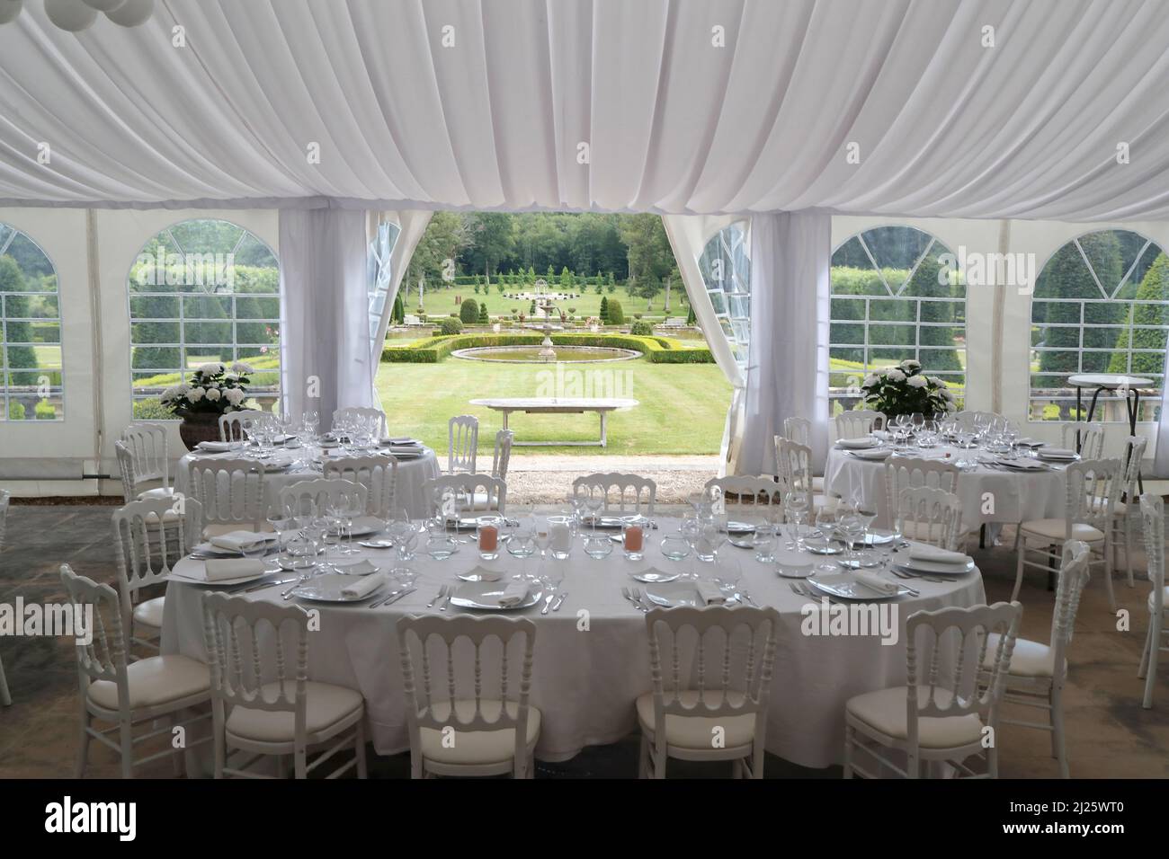 Tisch für Hochzeitsfeier. Garten im Hintergrund. Stockfoto