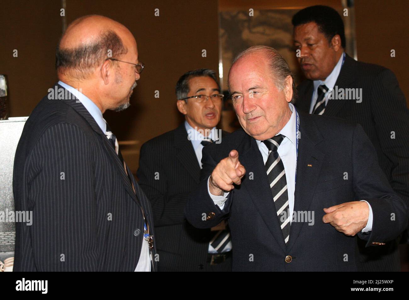 8. September 2007 – Seoul, der Südkorea-FIFA-Präsident Sepp Blatter und der AFC-Präsident Mohamed bin Hammam sprachen nach dem Treffen des Organisationskomitees auf der FIFA U-17-Pressekonferenz am 8. September 2007 in Seoul, Südkorea. Stockfoto