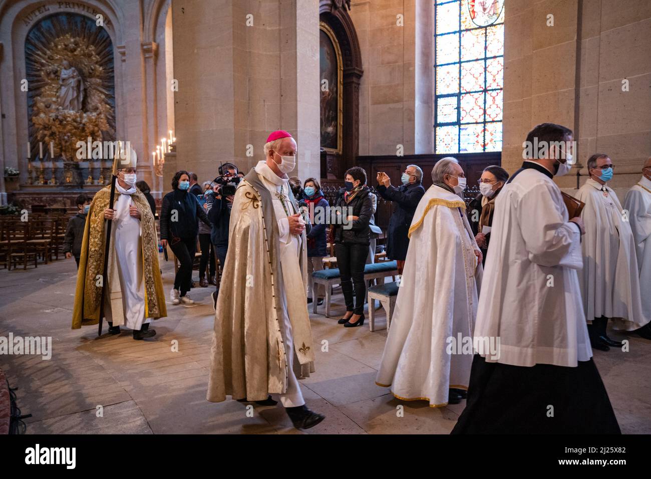 Installation des römisch-katholischen Bischofs Mgr. Luc Crepy in der Kathedrale von Saint Louis, Versailles, Frankreich 04.11.2021Entry Prozession Stockfoto