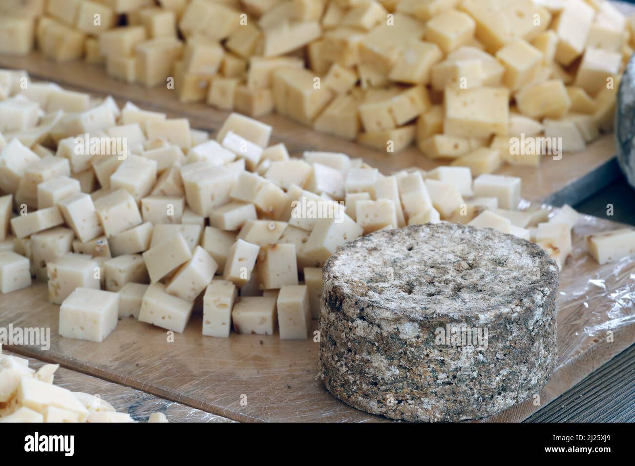 Französischer Bergkäse. Traditionelles Tomme de Savoie. Französische Alpen. Stockfoto